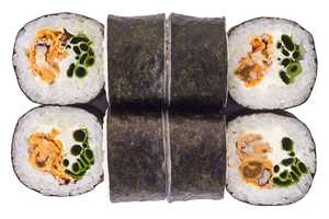 Маки с мидией и зелёным лучком