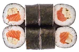 Маки с лососем и омлетом