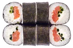 Маки с лососем и зелёным лучком